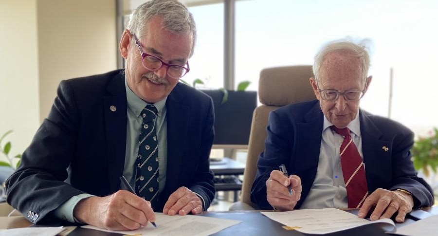 President and Vice Chancellor Leo Groarke and Stephen A. Jarislowsky signing an agreement to launch the Jarislowsky Chair
