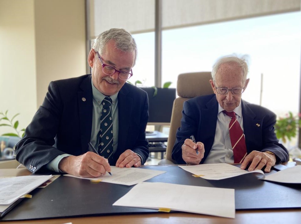 President and Vice Chancellor Leo Groarke and Stephen A. Jarislowsky signing an agreement to launch the Jarislowsky Chair